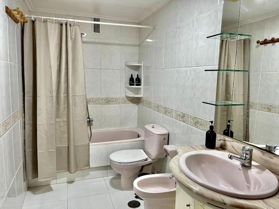 Shower, Toilet, Bathroom, Bath, bidet, towels