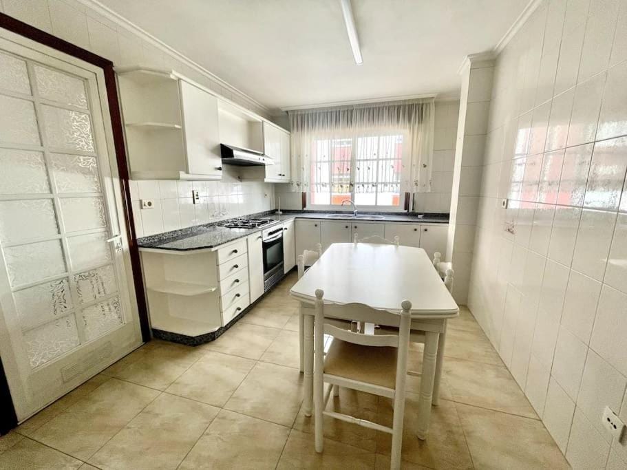 Kitchen or kitchenette, Dining area, pet friendly, stove