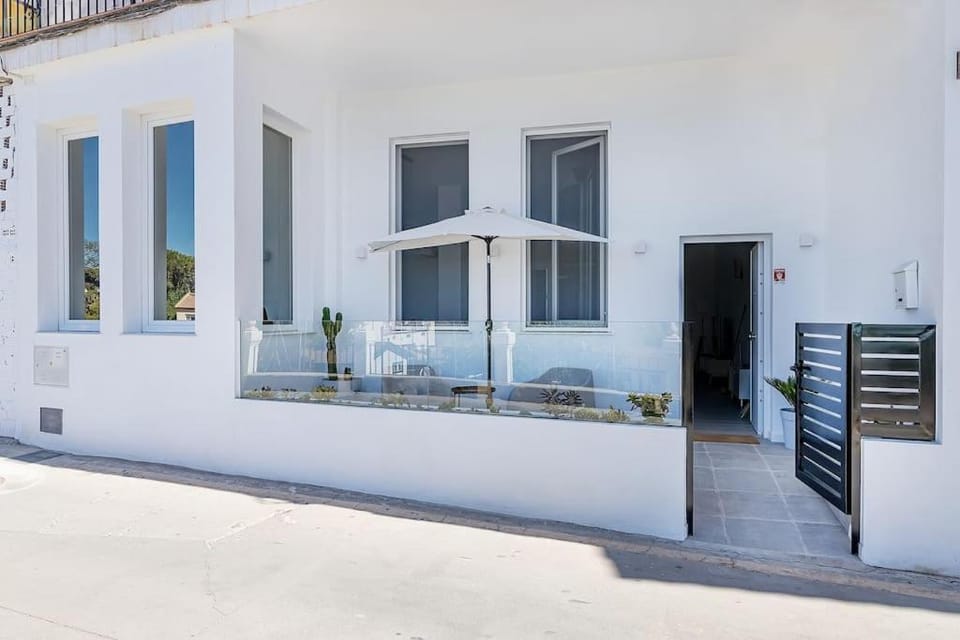 Facade/entrance, Balcony/Terrace