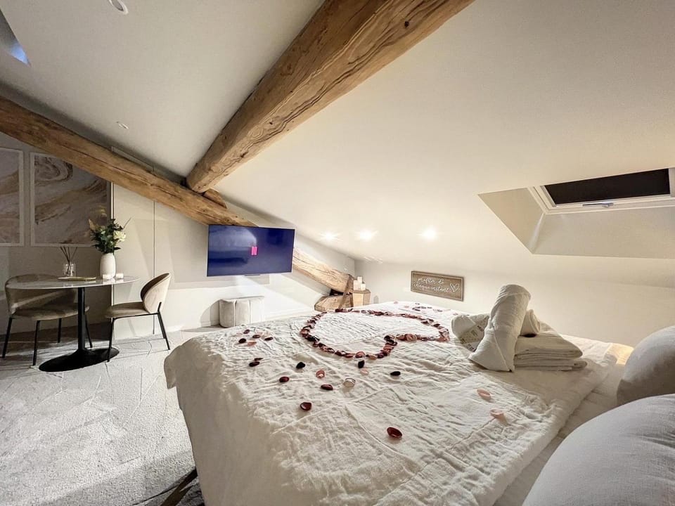 Bed, TV and multimedia, Photo of the whole room, Bedroom