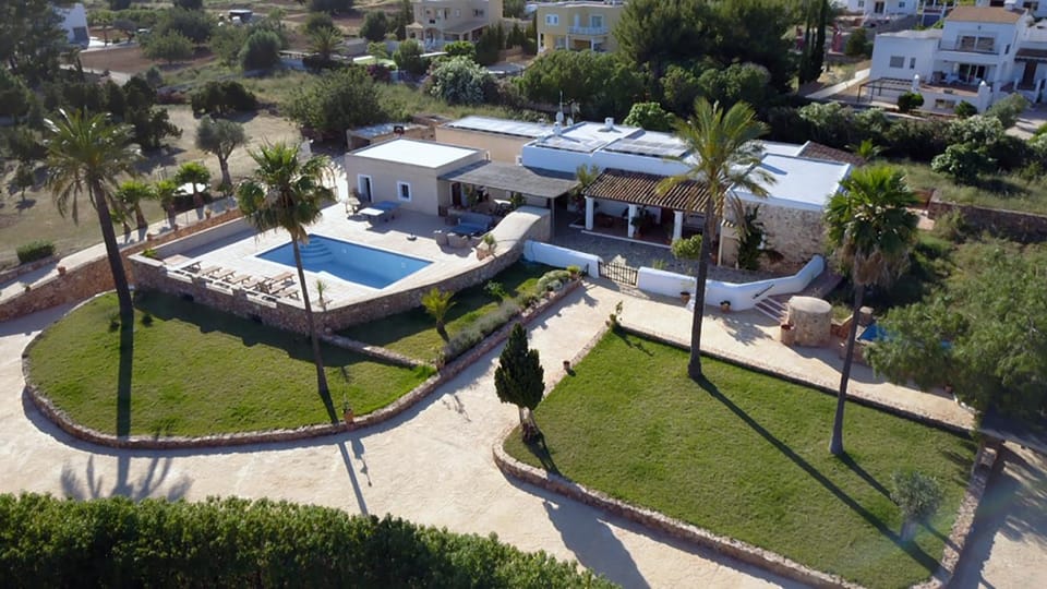 Property building, Day, Garden, Swimming pool