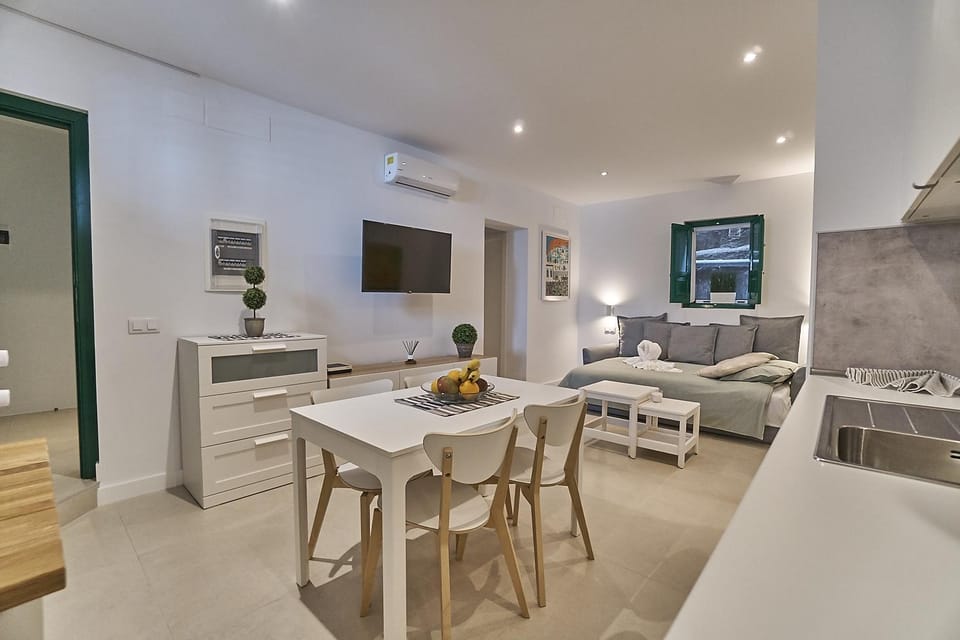 Kitchen or kitchenette, Seating area, Dining area