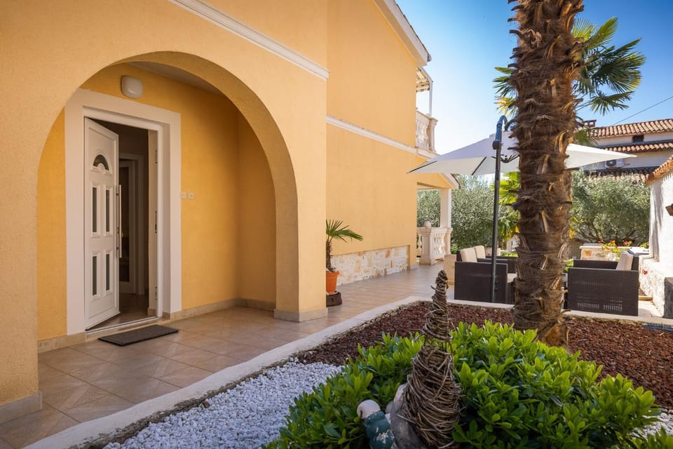 Property building, Facade/entrance, Off site