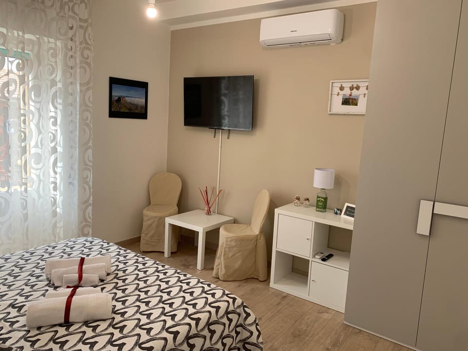 Bed, TV and multimedia, Bedroom