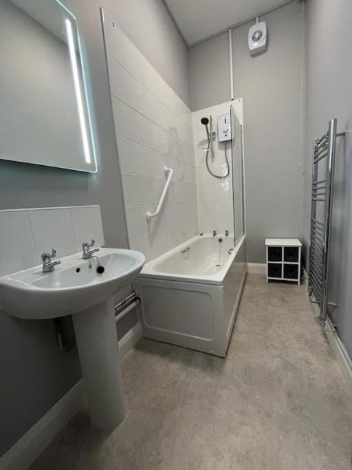 3 Bedroom Self Contained Ground Floor Flat With Parking Apartment in Plymouth