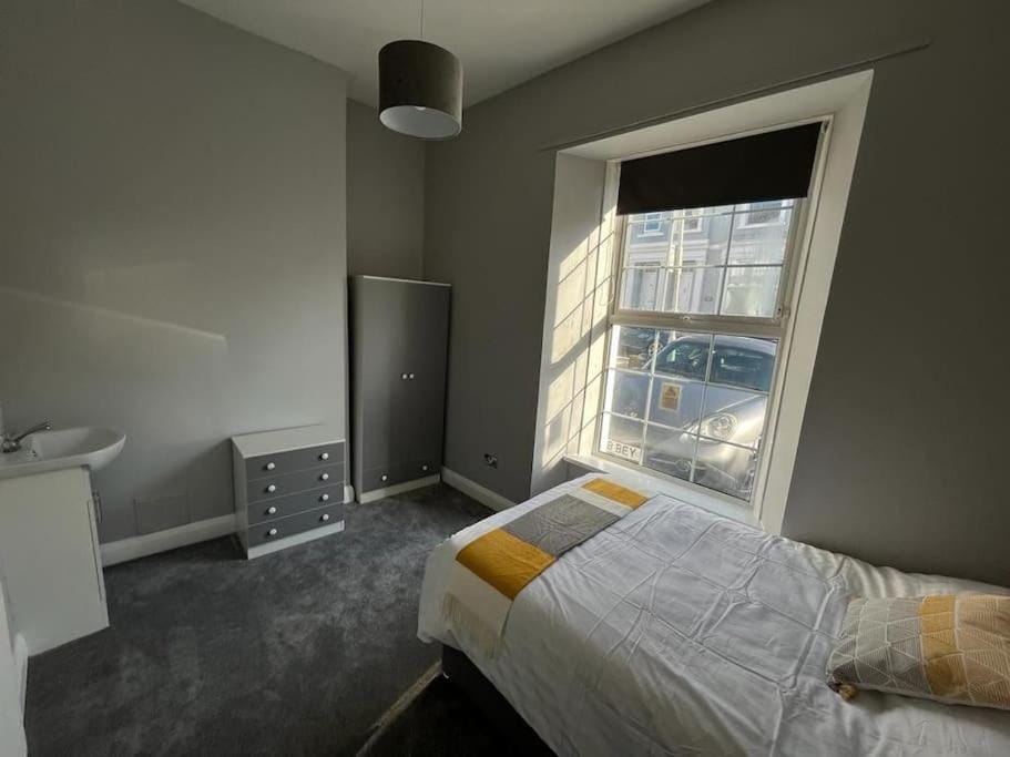 3 Bedroom Self Contained Ground Floor Flat With Parking Apartment in Plymouth