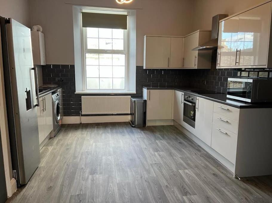3 Bedroom Self Contained Ground Floor Flat With Parking Apartment in Plymouth