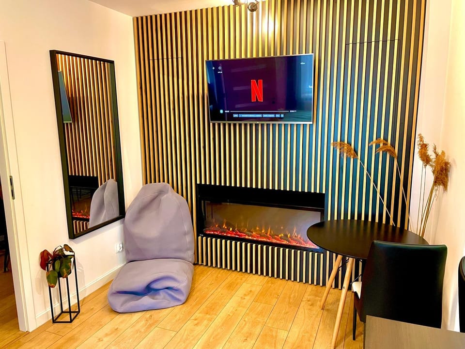TV and multimedia, Living room, Seating area, Evening entertainment, flat iron