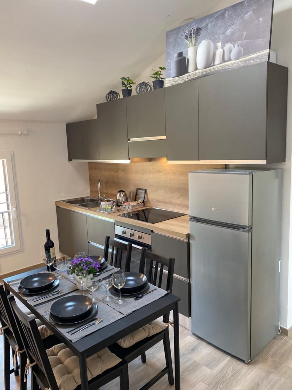 Kitchen or kitchenette, Dining area