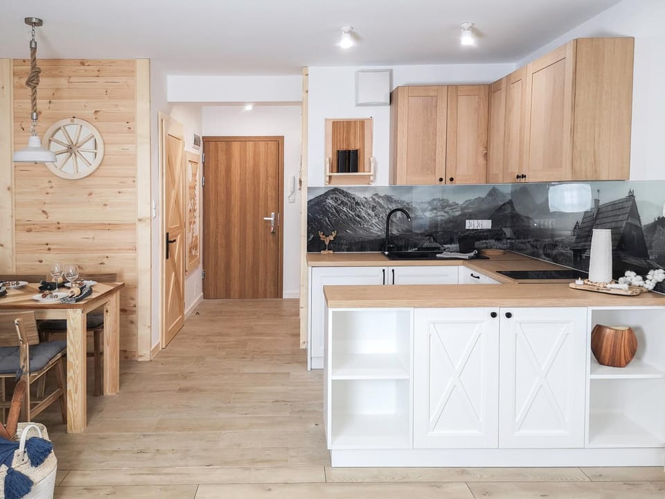 Kitchen or kitchenette, Dining area