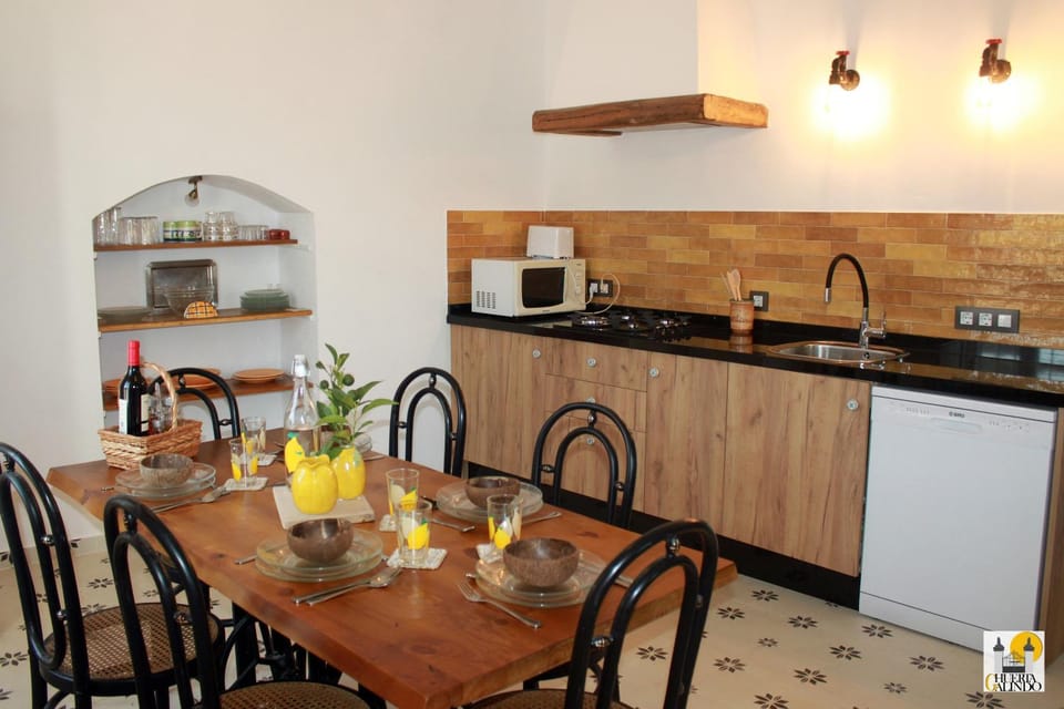Kitchen or kitchenette, Communal kitchen, Meals, Breakfast, Continental breakfast
