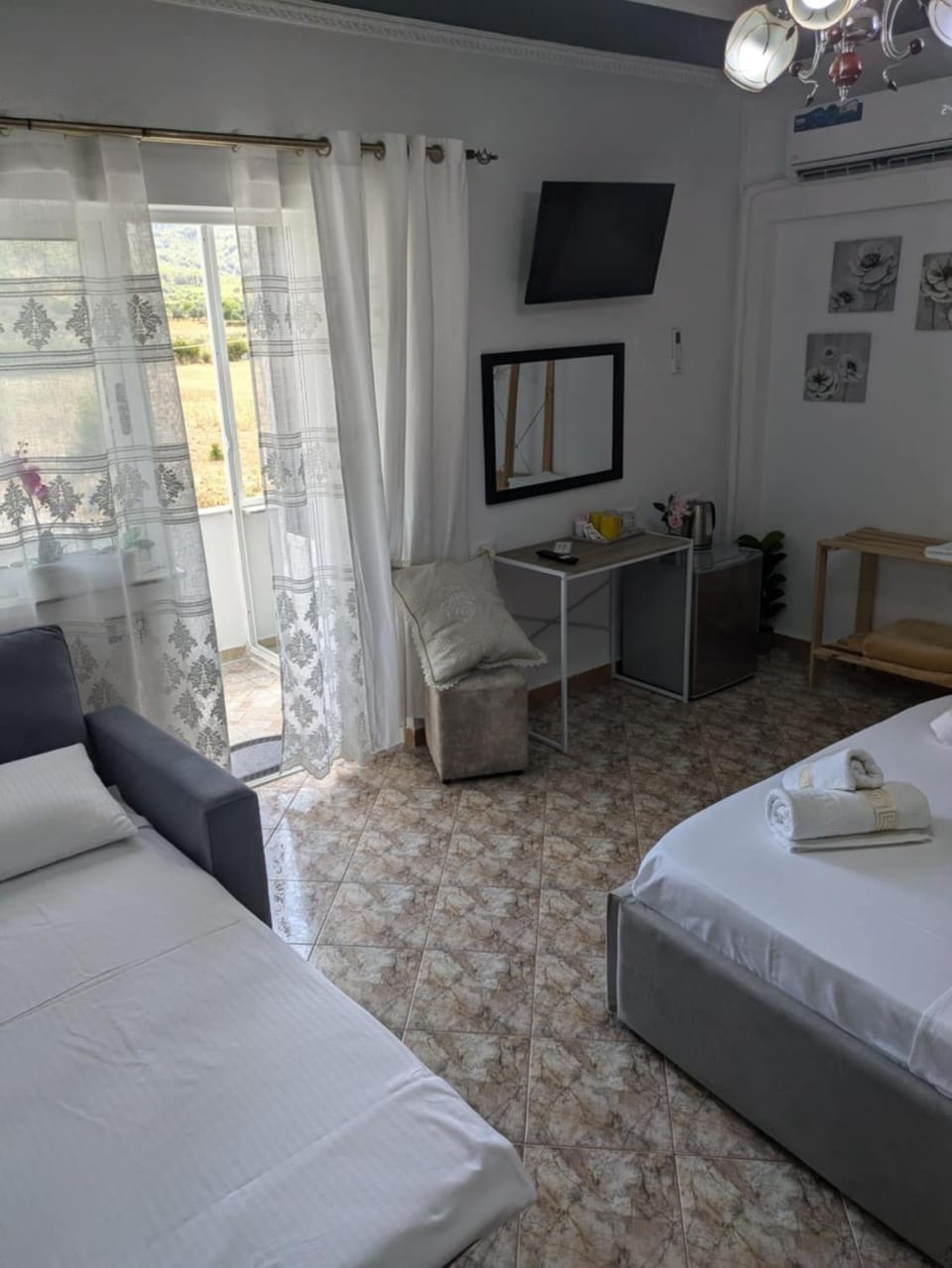 Bed, TV and multimedia, Bedroom
