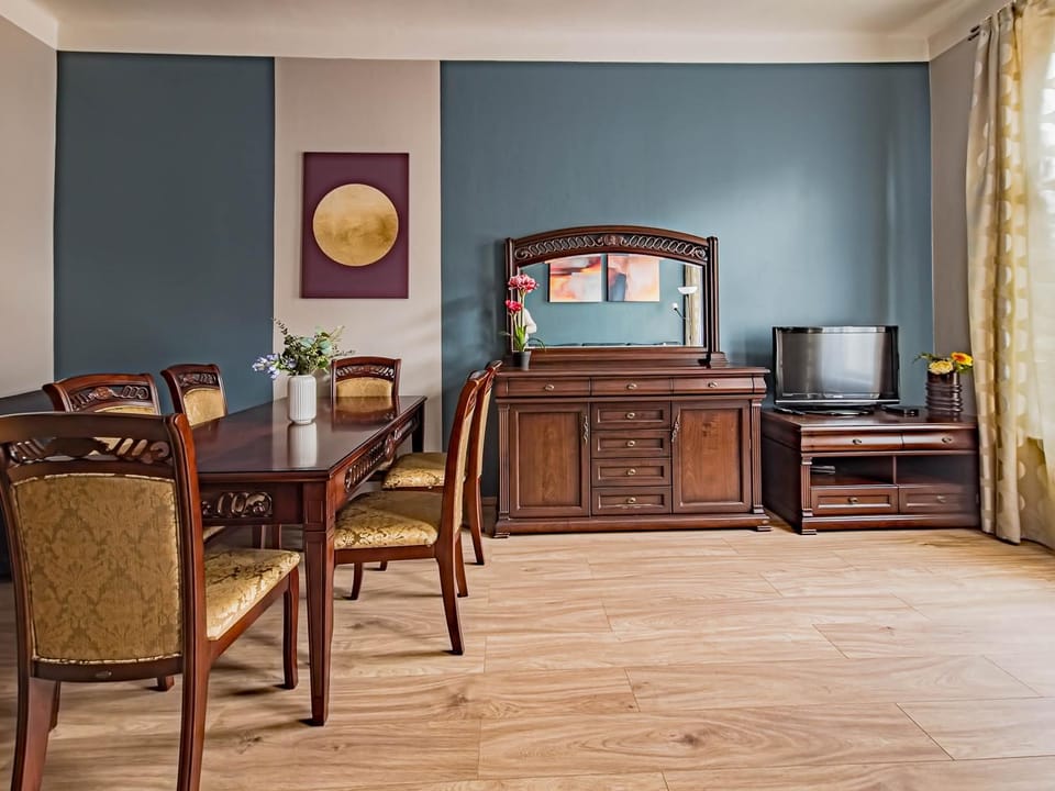 Seating area, Dining area