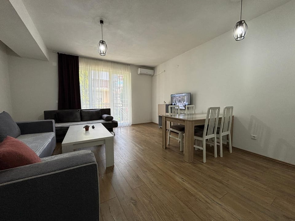 TV and multimedia, Living room, Seating area, Dining area