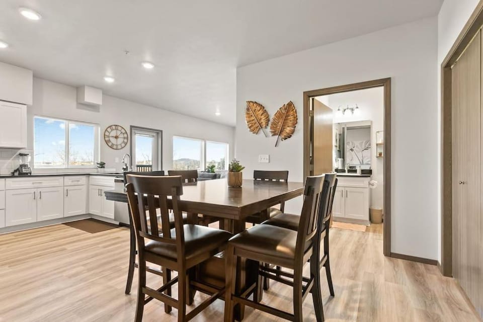 Very New 2 Bed 2 Bath Near DT and Perry District Apartment in Spokane