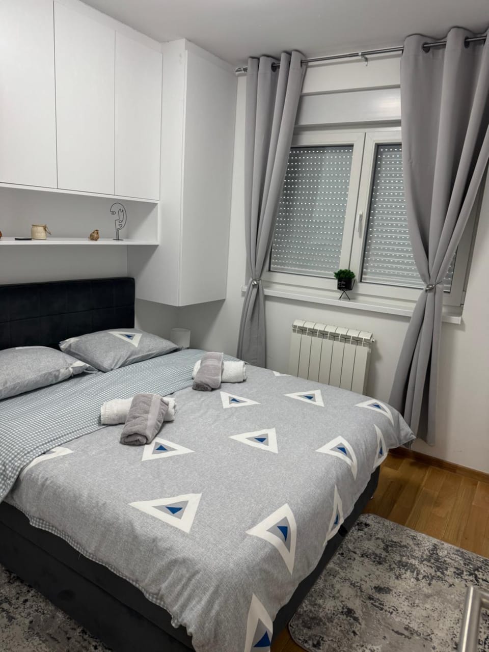 Bedroom, towels