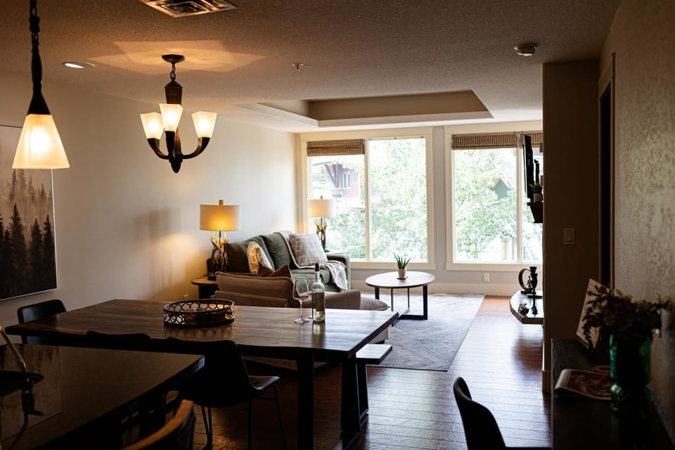 Misty Mountain- Premium 2 Bedroom Mountain View Apartment in Canmore