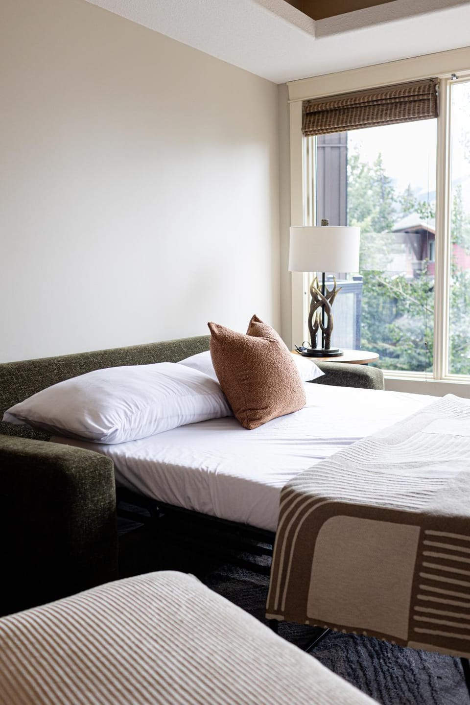 Misty Mountain- Premium 2 Bedroom Mountain View Apartment in Canmore