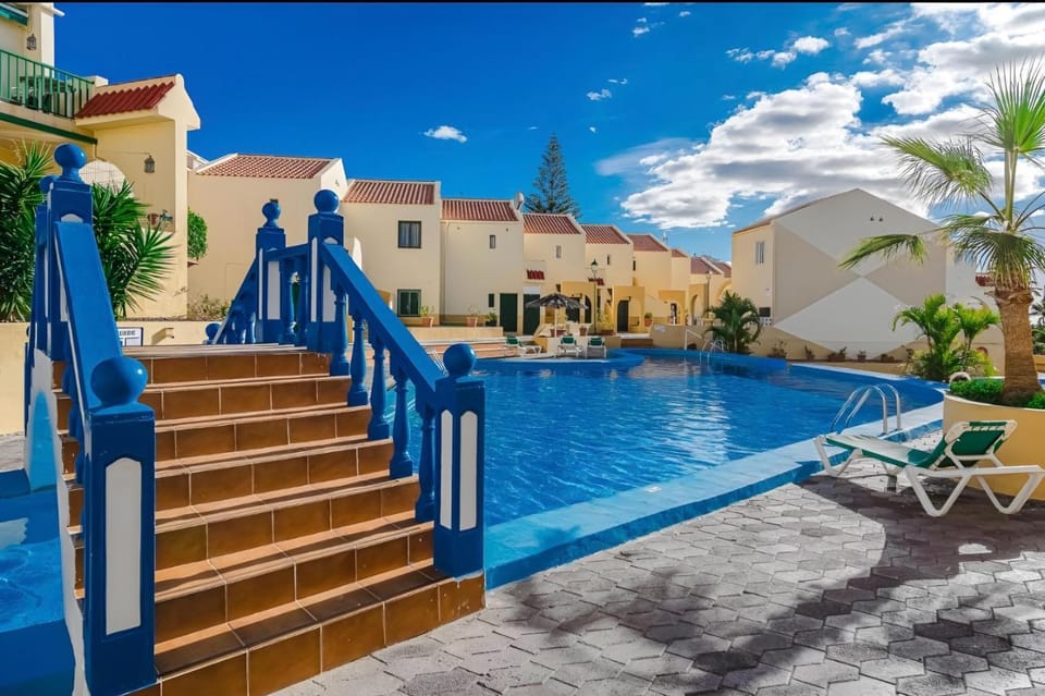 Property building, Day, Pool view, Swimming pool, sunbed