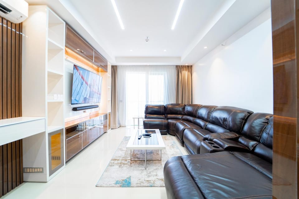TV and multimedia, Living room, Seating area, Evening entertainment, air conditioner