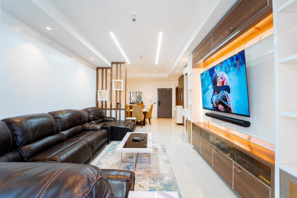 TV and multimedia, Living room, Seating area, Evening entertainment