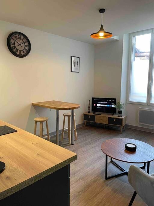 T2 face gare SNCF Appart Hotel le Cygne 1 Apartment in Bourges