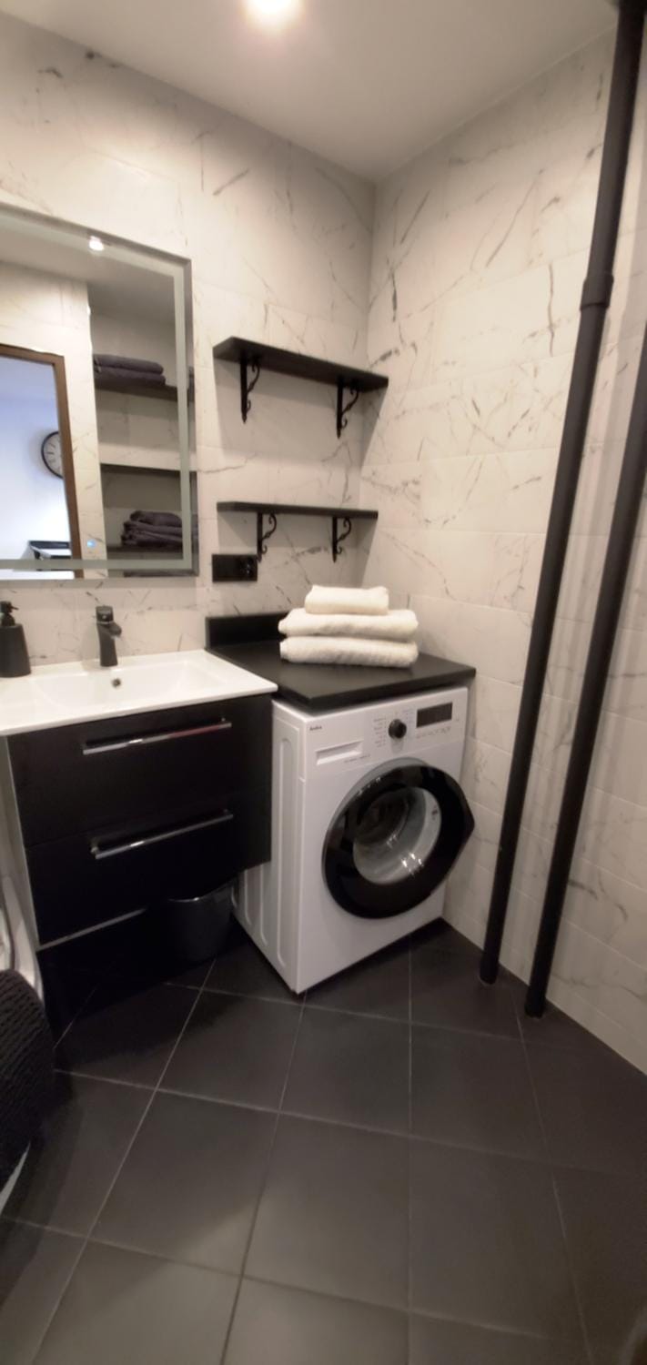 Bathroom, towels, washing machine