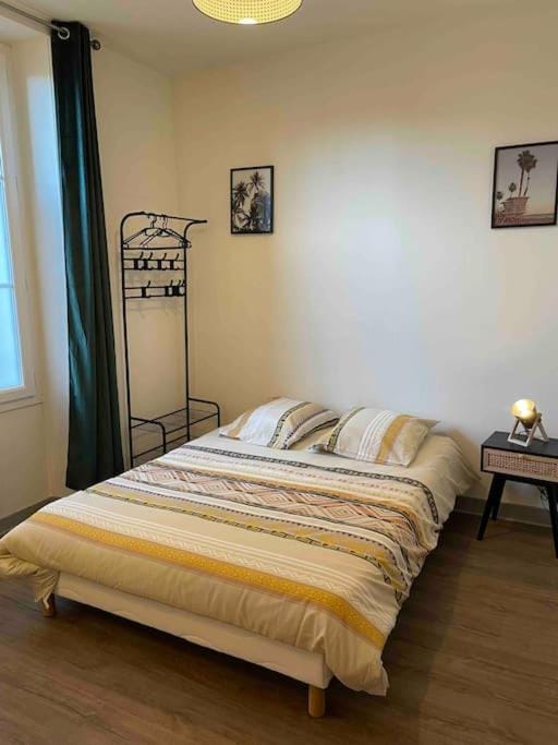 T2 4 pers face gare SNCF Appart Hotel le Cygne 2 Apartment in Bourges