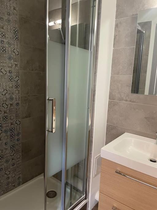 T2 4 pers face gare SNCF Appart Hotel le Cygne 3 Apartment in Bourges