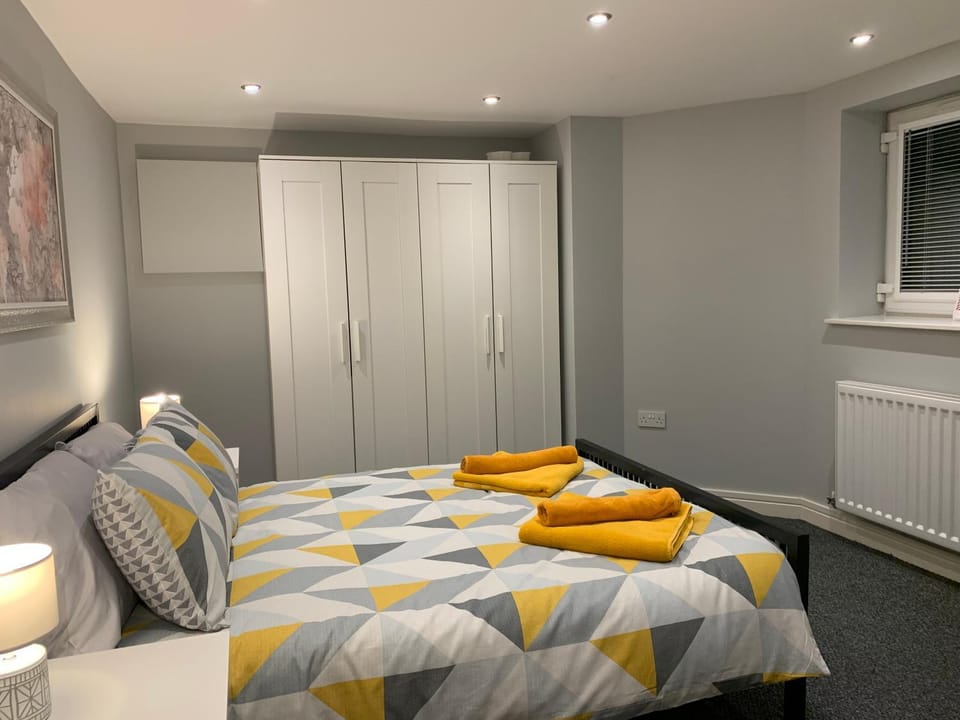 Fantastic 1 Bedroom Basement flat with free parking Apartment in England