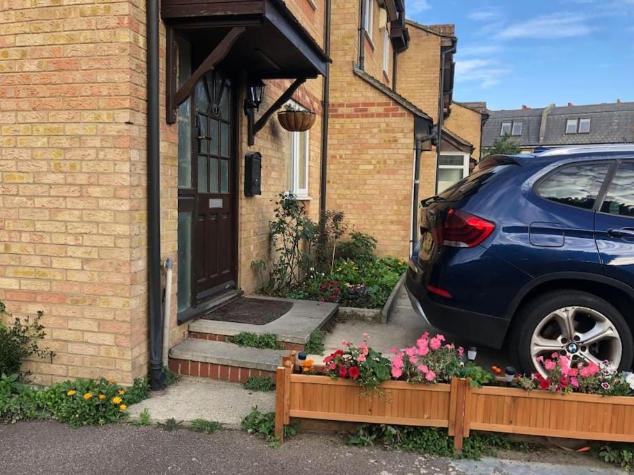 Property building, Neighbourhood, Street view, Parking