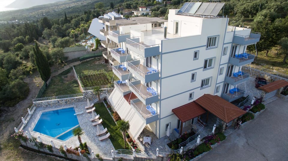 Property building, Restaurant/places to eat, Neighbourhood, Natural landscape, Bird's eye view, Pool view