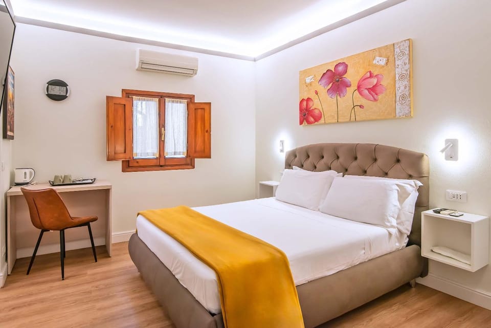 Photo of the whole room, Seating area, Bedroom
