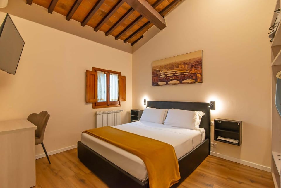 Bed, Photo of the whole room, Seating area, Bedroom