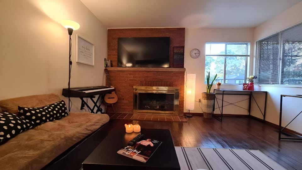 TV and multimedia, Living room, Seating area, flat iron