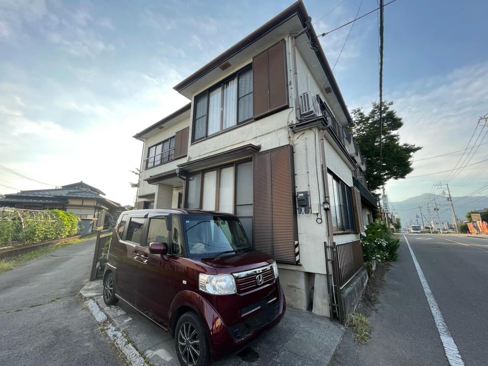 Property building, Day, Neighbourhood, Parking