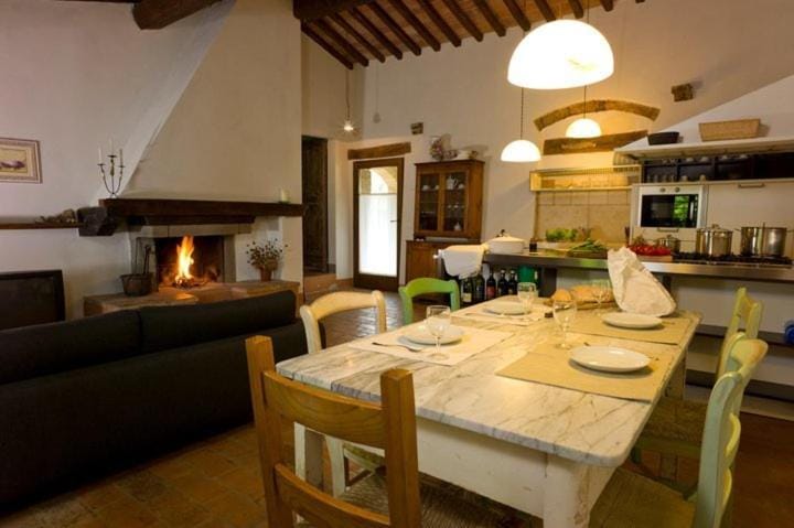 Kitchen or kitchenette, Living room, Seating area, Dining area, stove