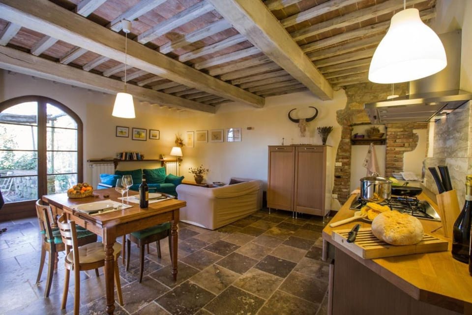 Kitchen or kitchenette, Living room, Food and drinks, Seating area, Dining area, Food