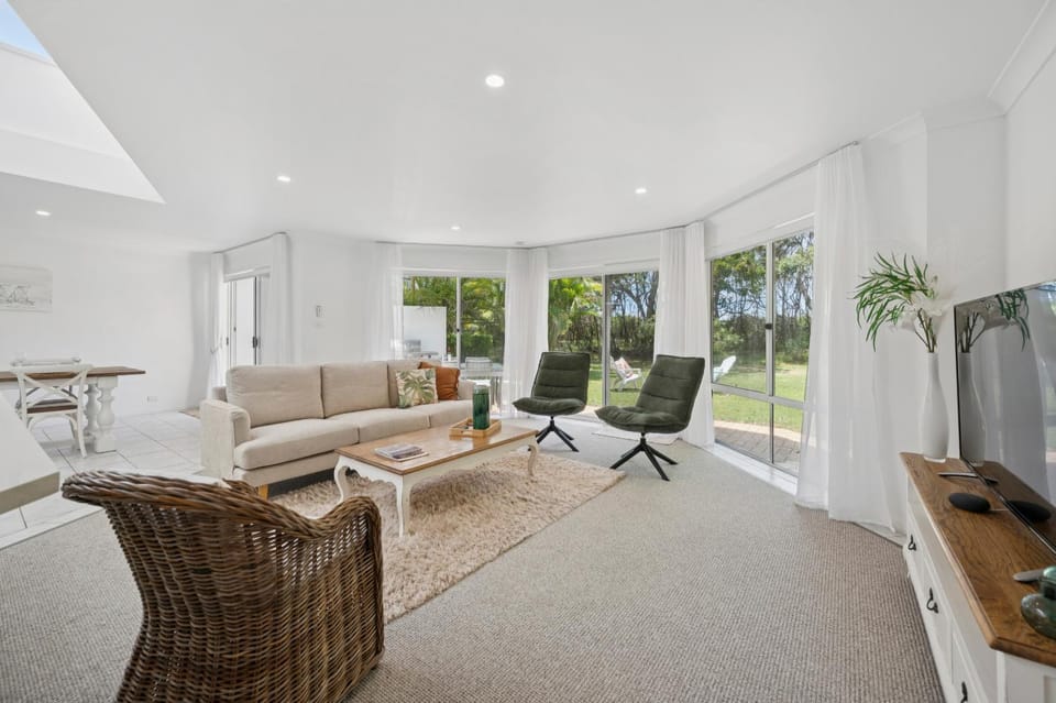 Beachfront Retreat - Ducted Air - Free Wifi House in Coffs Harbour
