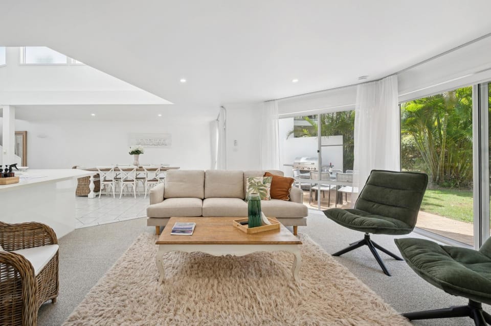Beachfront Retreat - Ducted Air - Free Wifi House in Coffs Harbour
