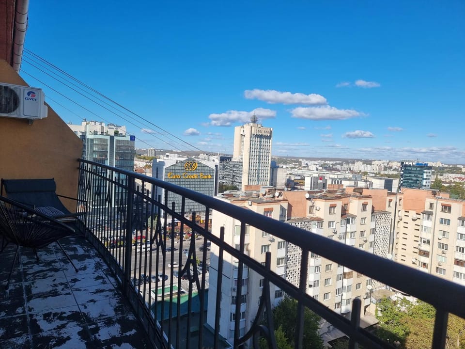 Просторная квартира с терассой в центре Кишинёва Apartment in Chișinău