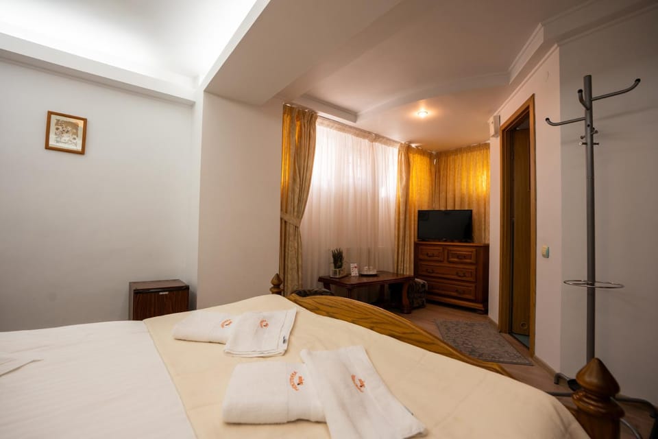 Bed, TV and multimedia, Bedroom
