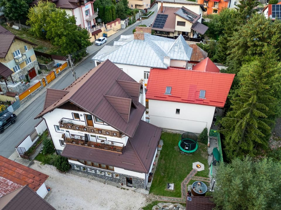 Property building, Neighbourhood, Street view, Location, Parking
