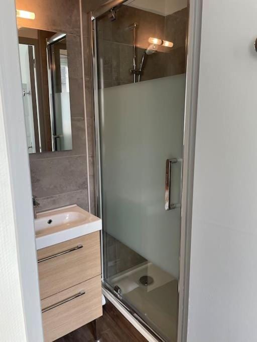 T2 4 pers face gare SNCF Appart Hotel le Cygne 5 Apartment in Bourges