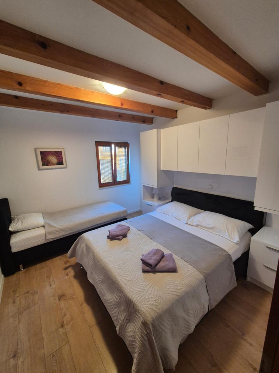 Bed, Bedroom, towels