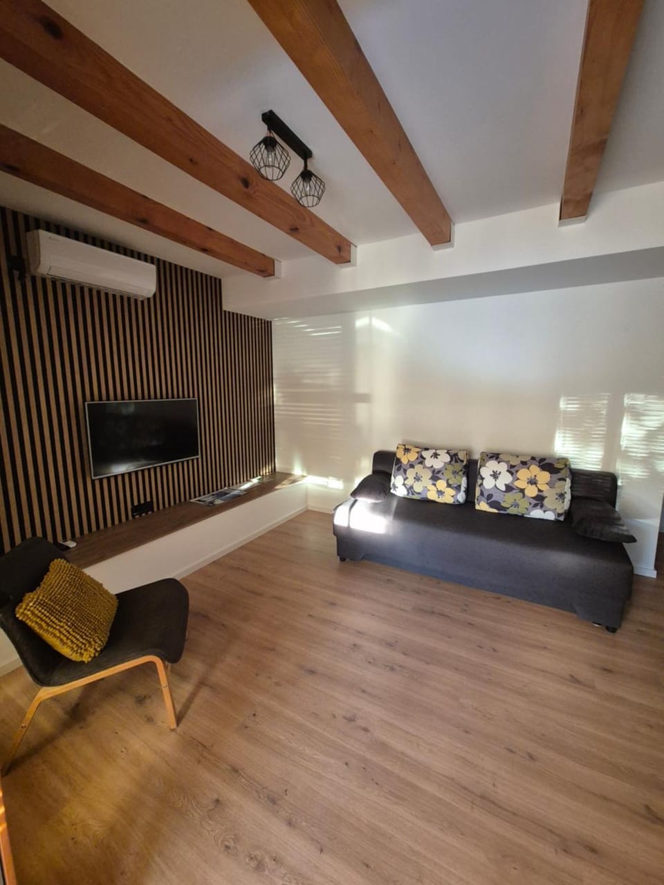 Bed, Seating area