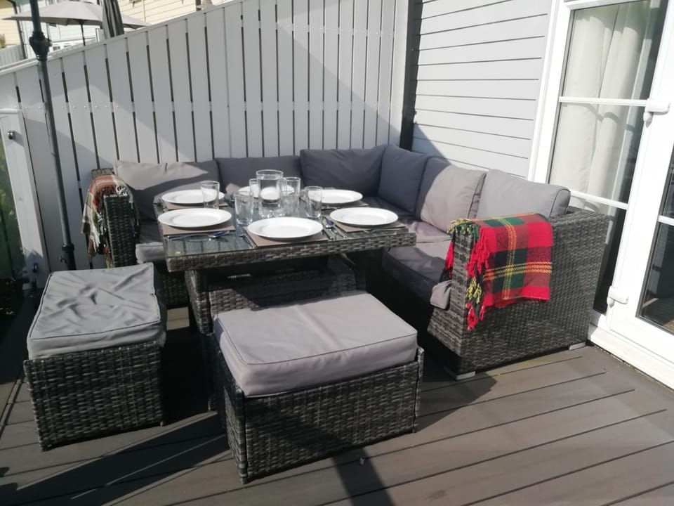 Property building, Patio, Balcony/Terrace