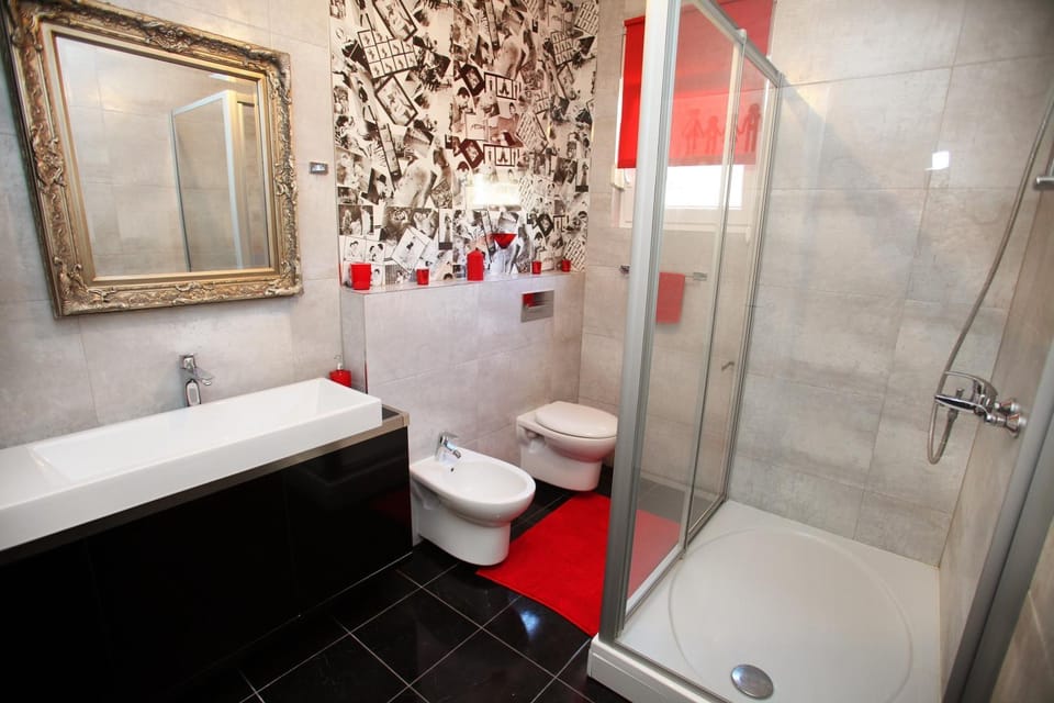 Bathroom, Decorative detail