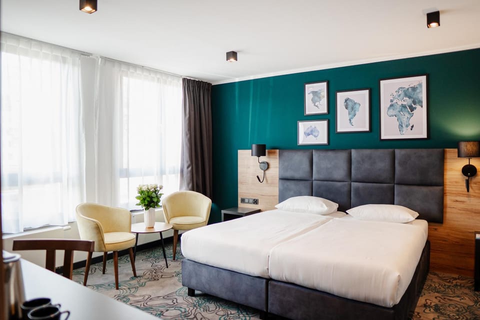 Bed, Living room, Photo of the whole room, Seating area, Bedroom