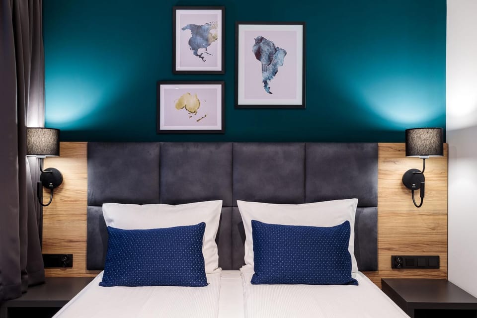 Bed, Photo of the whole room, Decorative detail, Seating area, Bedroom